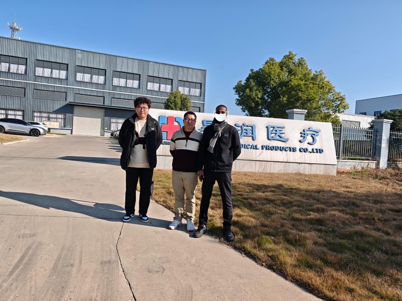 افریقہ کا کلائنٹ 15 دسمبر 2025 کو ہماری فیکٹری کا دورہ کرتا ہے: گہرائی سے تعاون کے امکانات کو فروغ دینا